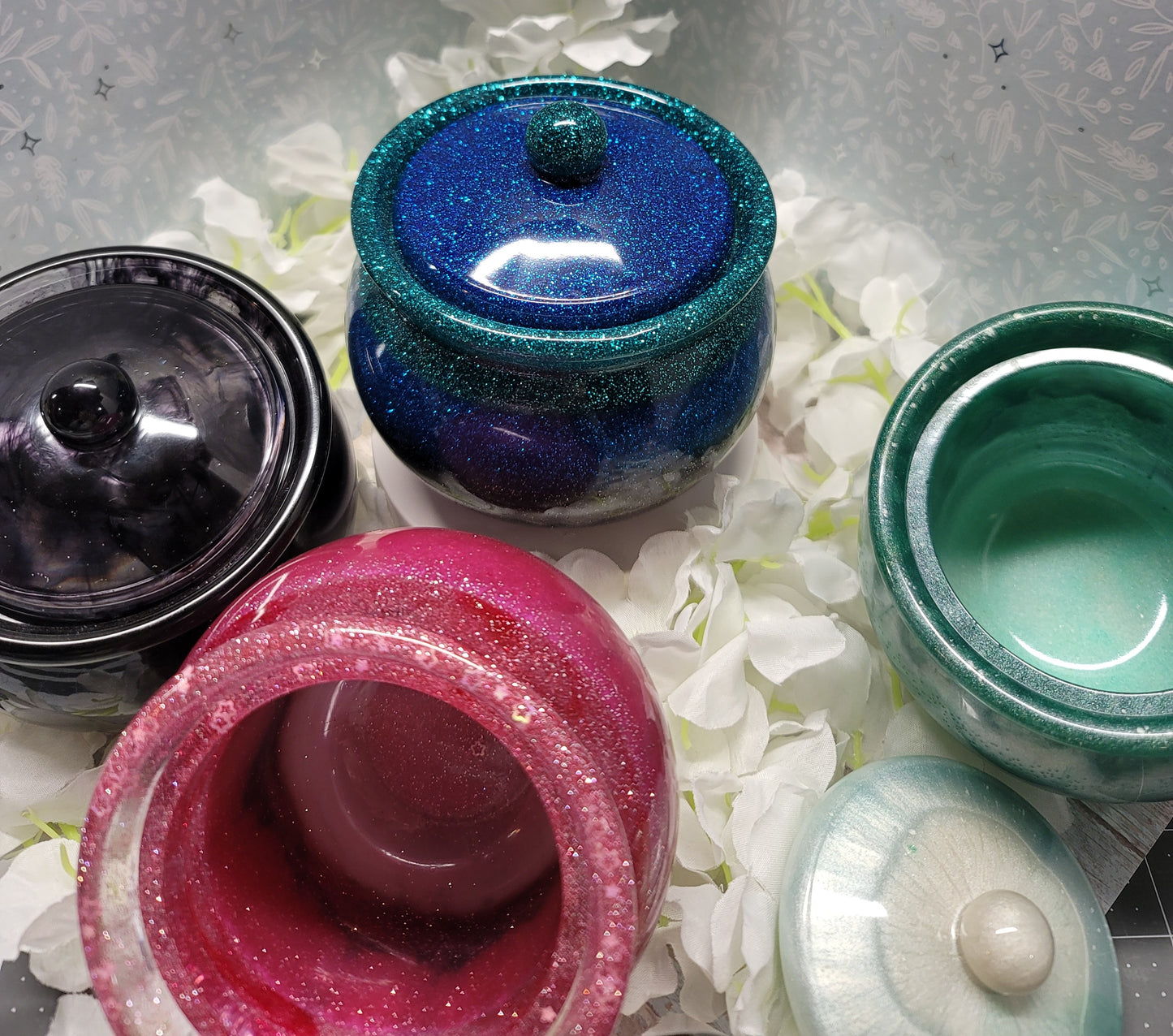 Cauldron with lid can be used with Lamp style wax melter.
