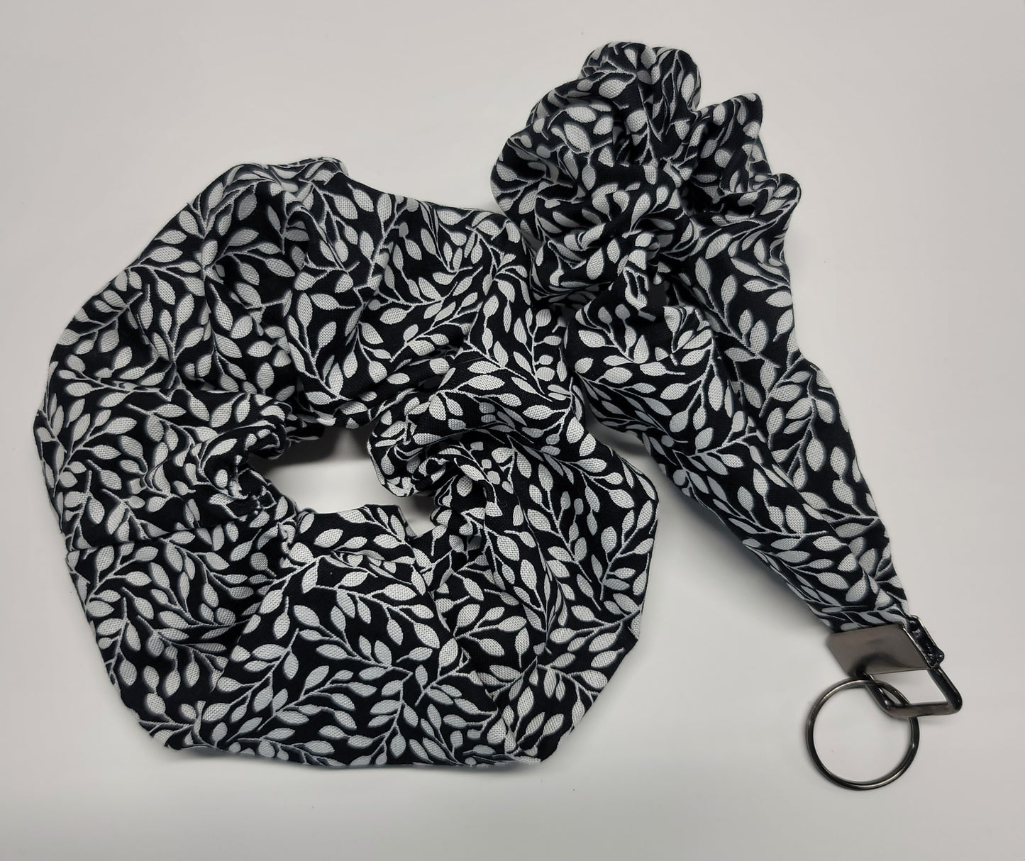 SETS OF SCRUNCHIE AND FOB