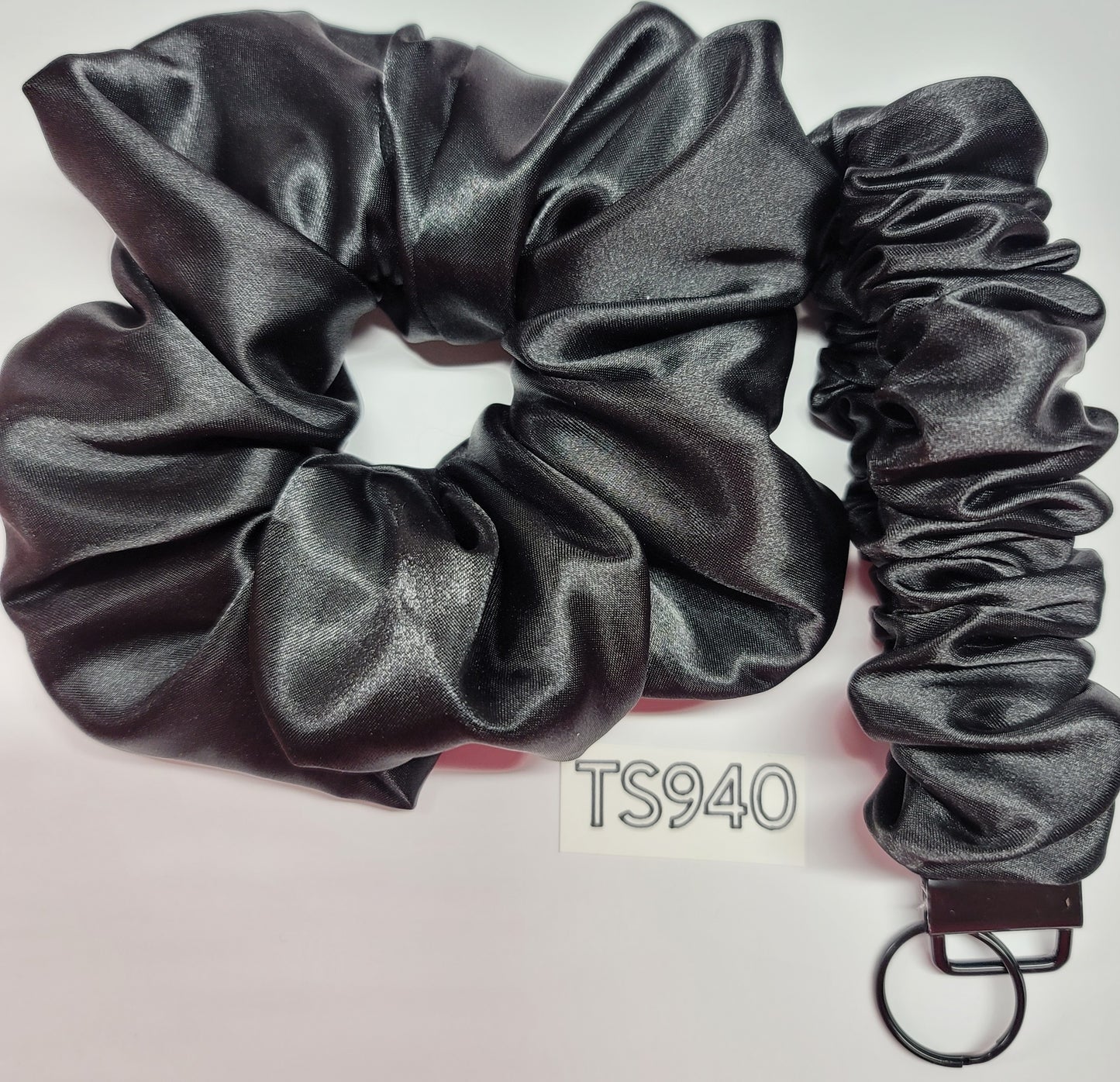 SETS OF SCRUNCHIE AND FOB
