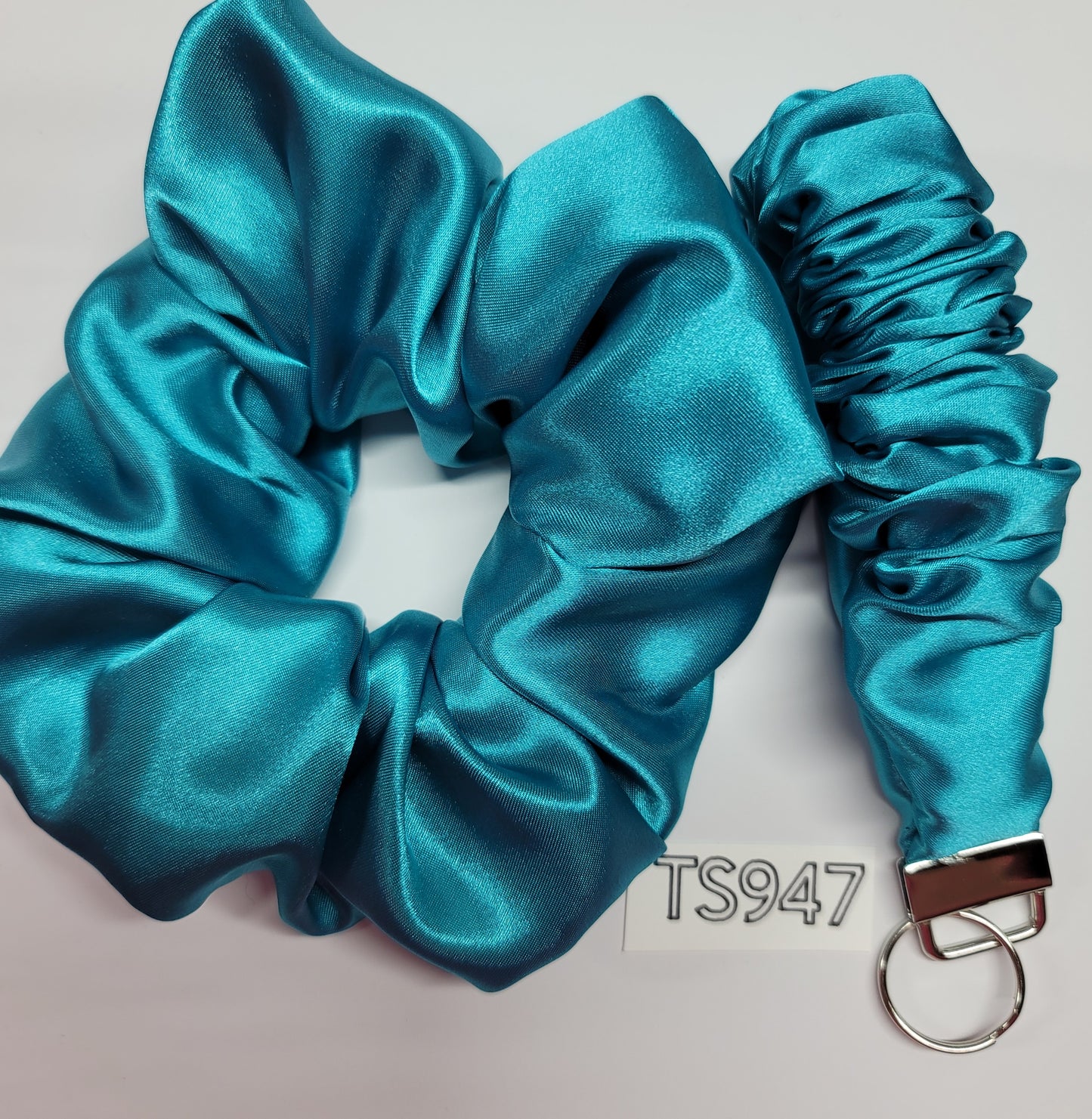 SETS OF SCRUNCHIE AND FOB