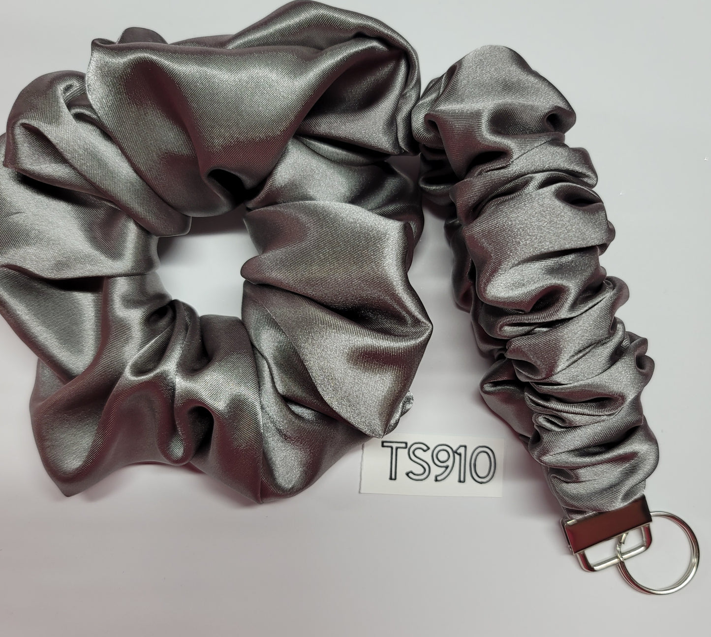 SETS OF SCRUNCHIE AND FOB