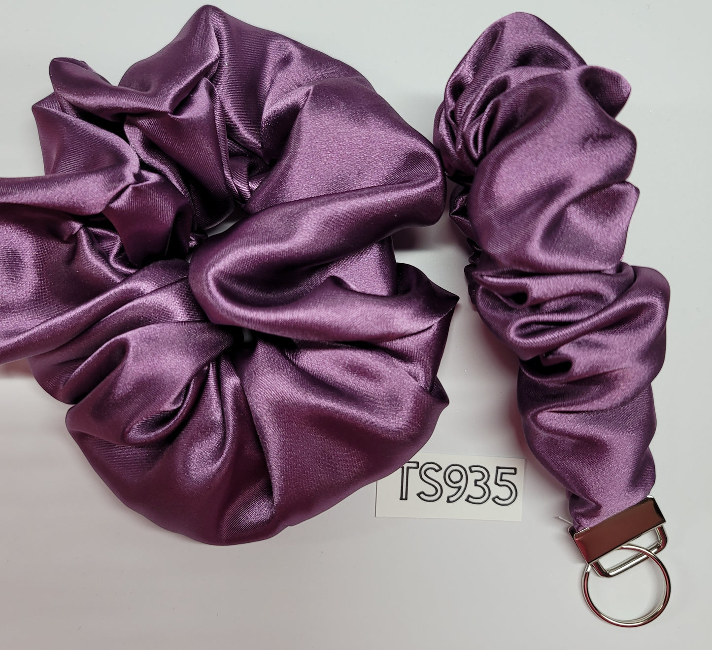 SETS OF SCRUNCHIE AND FOB