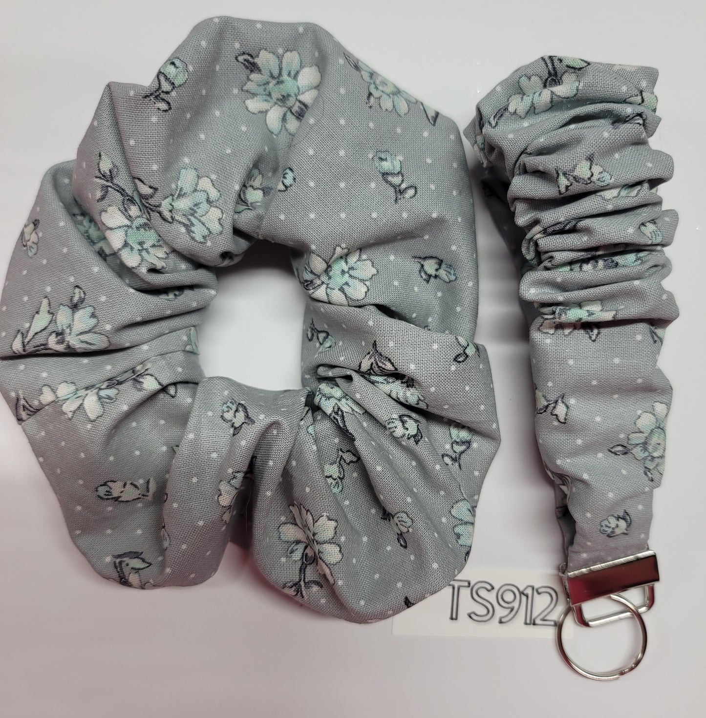 SETS OF SCRUNCHIE AND FOB