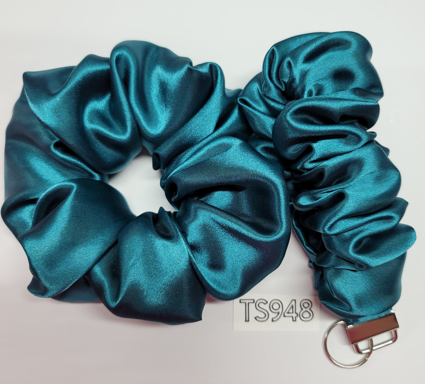 SETS OF SCRUNCHIE AND FOB