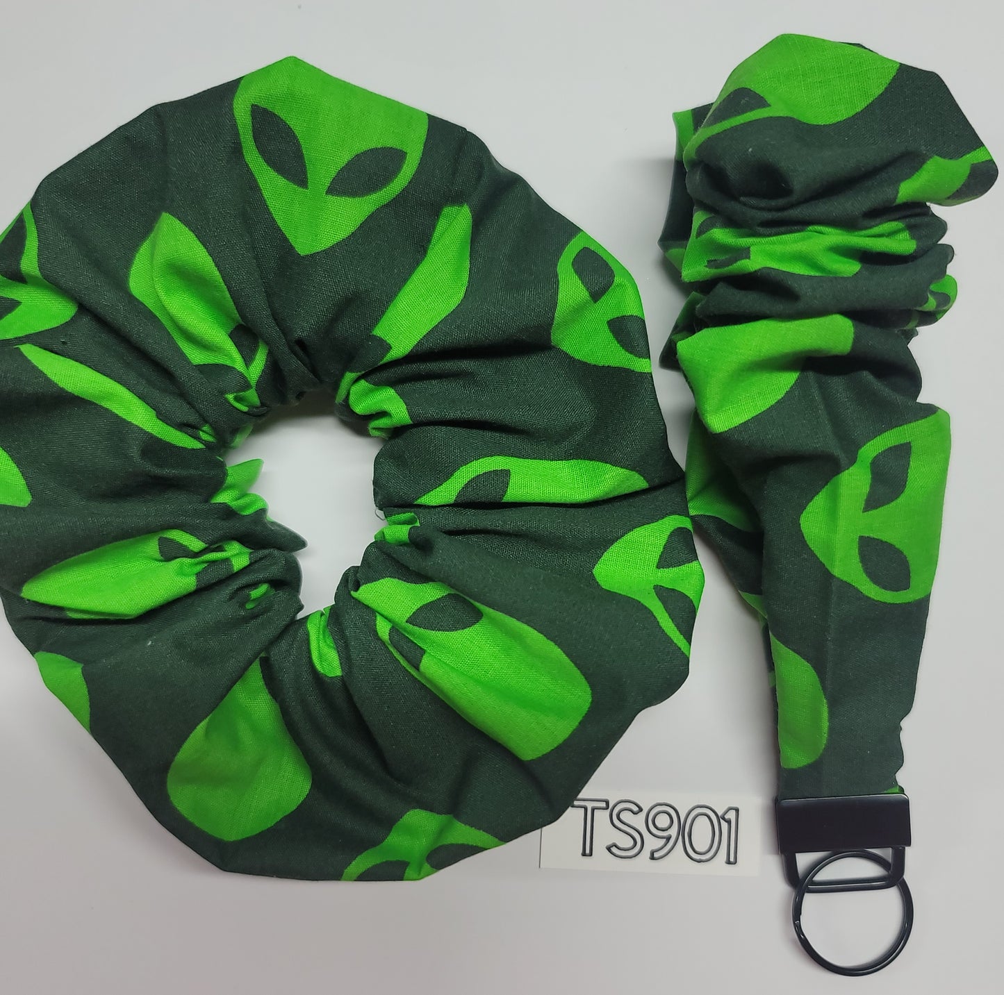 SETS OF SCRUNCHIE AND FOB