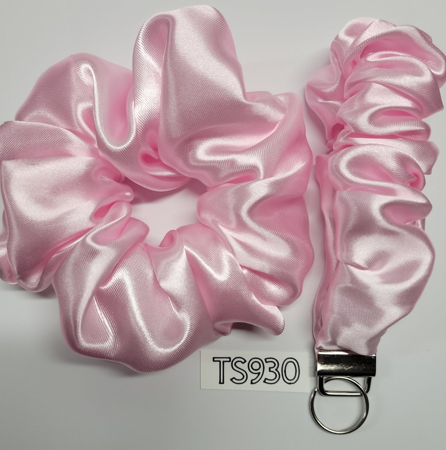 SETS OF SCRUNCHIE AND FOB