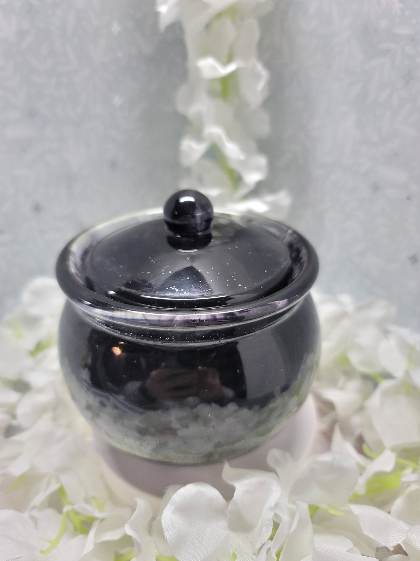 Cauldron with lid can be used with Lamp style wax melter.