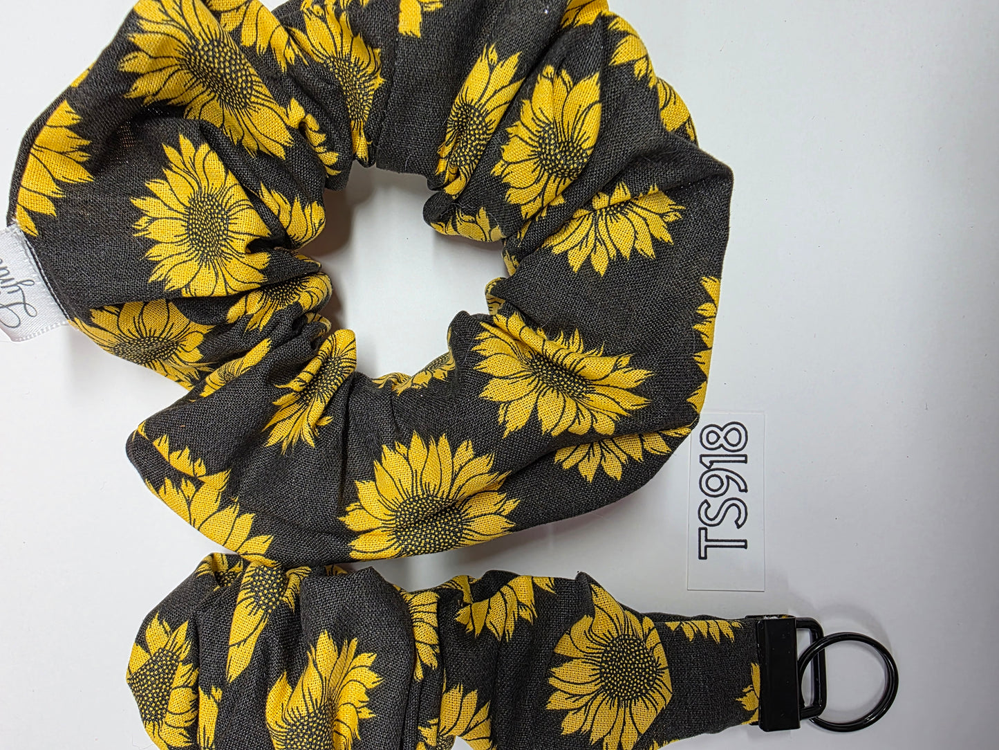 SETS OF SCRUNCHIE AND FOB