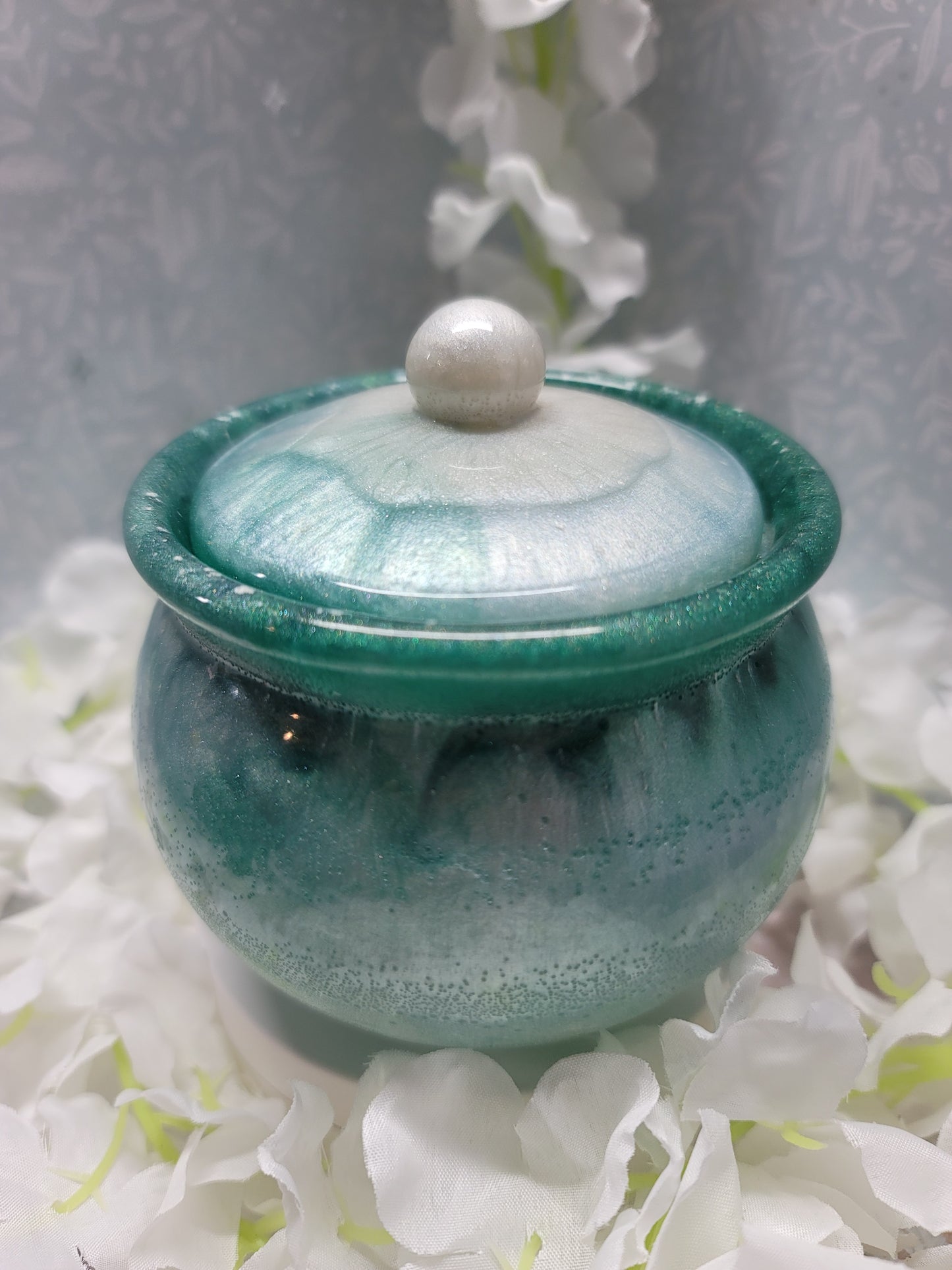 Cauldron with lid can be used with Lamp style wax melter.