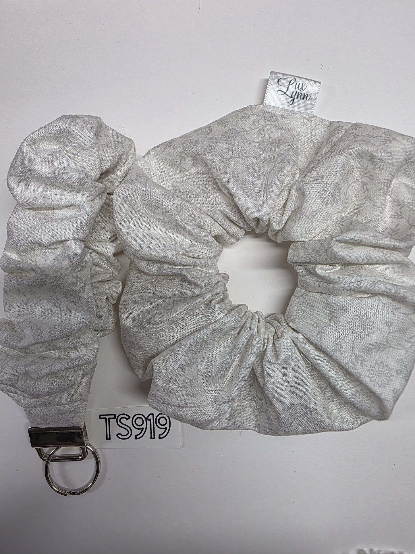 SETS OF SCRUNCHIE AND FOB